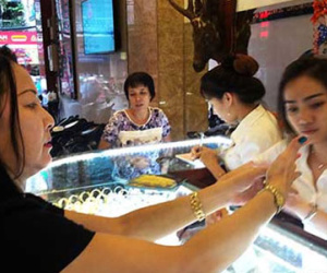Người mua vàng đang bị ăn gian, móc túi ra sao?