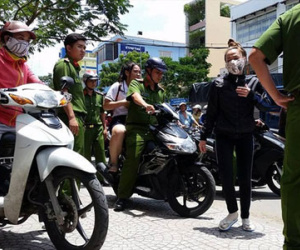 Nhóm nữ sinh cấp 3 đánh nhau gây náo loạn đường phố Sài Gòn