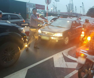 Bức xúc ô tô ngang nhiên đi ngược chiều xuống cầu vượt ở Hà Nội