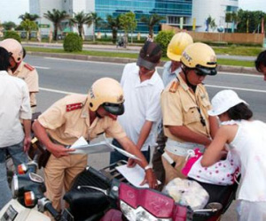 Cảnh sát giao thông "chốt" ngay gần quán rượu, kiểm soát các "ma men"