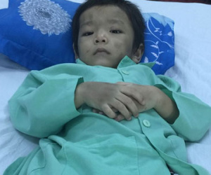 Miễn phí điều trị cho bé trai bị cha dượng đánh gãy chân
