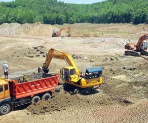 Nhà thầu Trung Quốc múc “đất bẩn” đổ đường cao tốc!?
