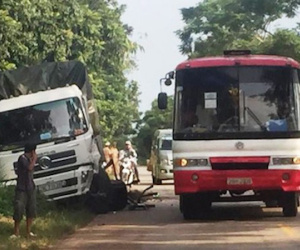 Xe 7 chỗ tông trực diện xe tải, tài xế trọng thương