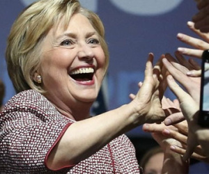 Bà Clinton kiếm hơn 10 triệu USD năm 2015