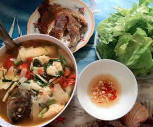 Bữa cơm 8 ngàn đồng của đôi bạn sinh viên Hà Nội