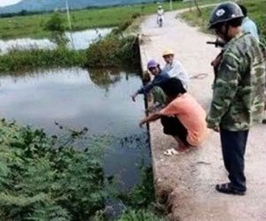 Đau lòng người mẹ rơi xuống sông tử vong khi chở con trai qua cầu