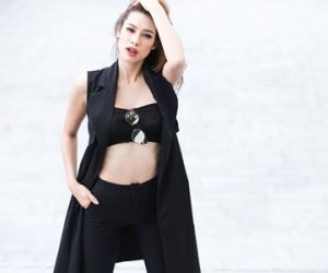 Lily Nguyễn khoe eo thon, vai trần khi dạo phố