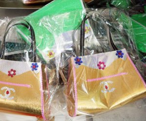 Cận cảnh "nhà máy" sản xuất túi hàng hiệu Chanel, xe SH và cả phi cơ cho rằm tháng bảy