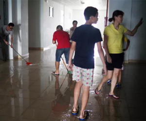 Hà Nội: Bục bể nước trên nóc khiến 11 tầng chung cư ngập trong nước, thang máy tê liệt