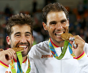 Vì sao các VĐV Olympic hay cắn huy chương
