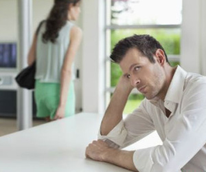 Bắt quả tang vợ vụng trộm còn bị vợ xỉ vả chê già yếu