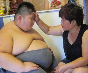 Bé 9 tuổi nặng 143 kg