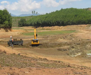 Dân tố cáo "nhà thầu Trung Quốc múc đất bẩn đổ đường cao tốc" bị dọa giết?