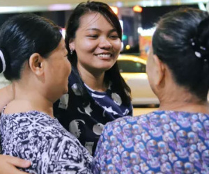 Gia đình cô lao công xúc động trong giây phút chia tay con gái lên đường nhập học Harvard