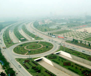 Hà Nội chi 53 tỷ đồng/năm để cắt cỏ 24km đại lộ Thăng Long