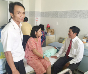 Lái taxi đỡ đẻ thành công bé trai 2,9 kg giữa đêm khuya Sài Gòn