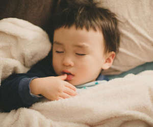 Lý do vì sao bố mẹ cần cho con đi ngủ trước 9 giờ tối