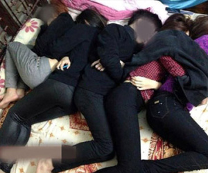 “Muốn độn thổ” khi bạn trọ dẫn người yêu về phòng