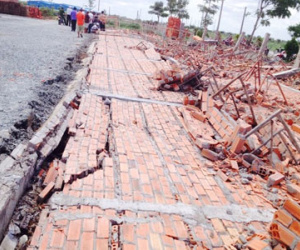 Sập tường cao 12 m, làm ba công nhân bị thương