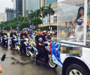 Tài xế chở người mẫu trong lồng kính diễu phố bị tước bằng