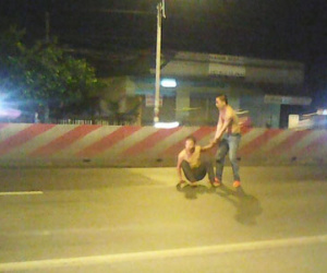 Thanh niên "ngáo đá" cởi trần ra giữa quốc lộ đập kính ôtô