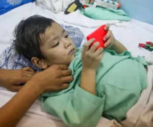 Bé trai 5 tuổi bị mẹ ruột và cha dượng đánh gãy chân: "Con không giận ba má đâu!"