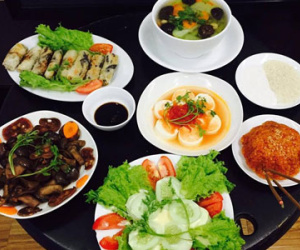 Chị em đua nhau khoe mâm cỗ vu lan "ngon khó cưỡng"