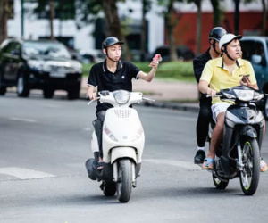 Chỉ mới 10 ngày, Pokemon đã thay đổi hành vi lái xe của người Việt: Đi bằng một tay, mắt cắm vào điện thoại!