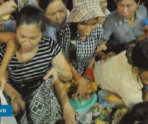 Clip: Tranh cướp đồ cúng rằm tháng bảy trong chùa Quán Sứ
