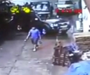 Con trai bà chủ khách sạn phá kính xe thượng tá công an bằng muôi