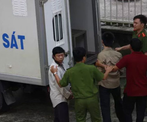Đánh người yêu của em gái, 2 cha con cùng vào tù