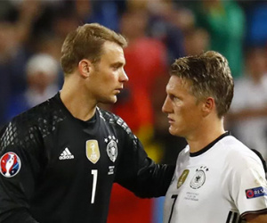 Neuer khó hiểu vì cách Mourinho ghẻ lạnh Schweinsteiger