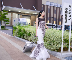 Ngọc Hân dù mặc đầm lộng lẫy vẫn kéo vali ở Nhật