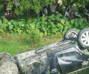 Tài xế thoát chết khi tàu hỏa hất văng ôtô xuống ruộng