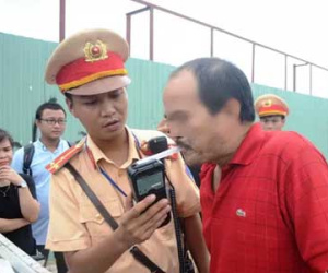 Thấy CSGT, “ma men” quay đầu xe bỏ chạy bất chấp nguy hiểm