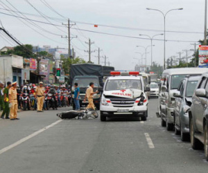 Xe cứu thương chở thi thể tông liên hoàn 4 ô tô