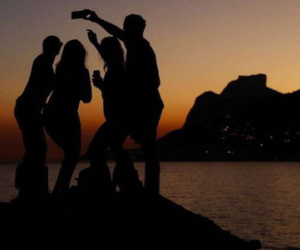 Con mải selfie, cả nhà chết đuối