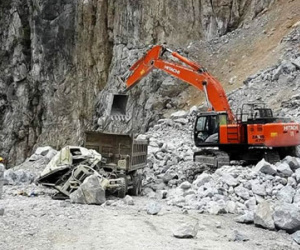 Đá rơi đè chết tài xế đang ngồi trong xe