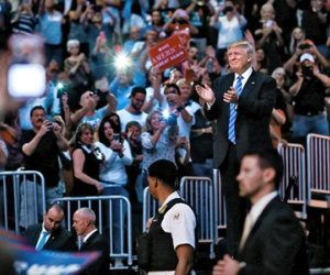 Liên tiếp sơ suất, Donald Trump mất điểm ở các bang chiến trường