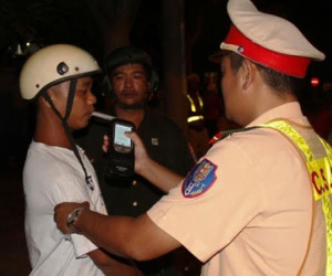 Sợ CSGT phạt, “ma men” vứt xe lại rồi bỏ đi mất hút
