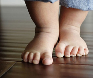 Trẻ sơ sinh hay cười có thêm biểu hiện này có thể mắc “Hội chứng thiên thần”