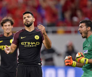 Aguero vẫn sút phạt đền "ngon" hơn Messi và Rooney