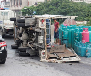 Cận cảnh xe tải chở gas lật giữa đường cao tốc trên cao