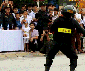 Cảnh sát cơ động diễn tập khống chế côn đồ đòi nợ thuê