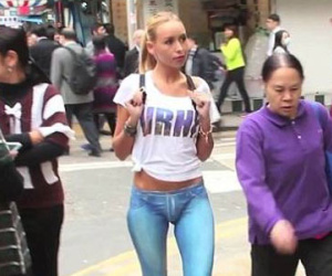 Clip cô gái "không mặc quần áo" ra đường hút gần 7 triệu lượt xem