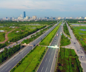 Cỏ dại um tùm suốt 24 km Đại lộ Thăng Long