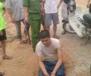 Dân làng vây bắt 2 "cẩu tặc" trốn trong rừng sâu