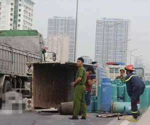 Hà Nội: Đường trên cao kẹt cứng hàng chục km do bình gas văng ngổn ngang