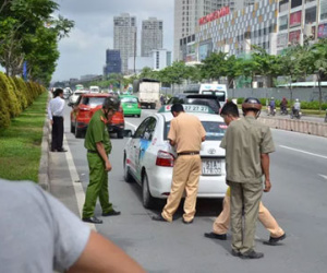 Taxi ủi xe con, 3 du khách nước ngoài khiếp vía