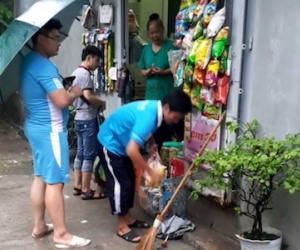 Bão đổ bộ, sinh viên méo mặt trữ mì tôm, trứng vì thực phẩm tăng giá